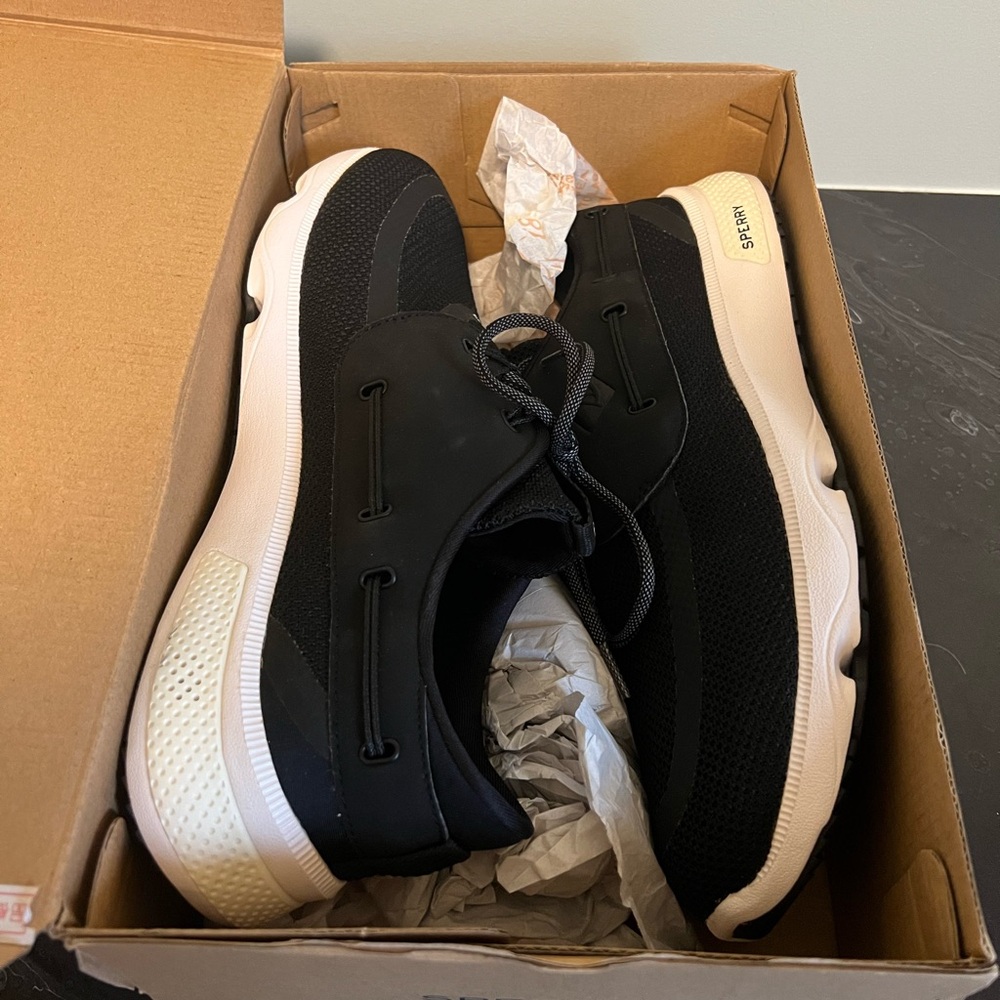 NEW Sperry black men’s sneaker